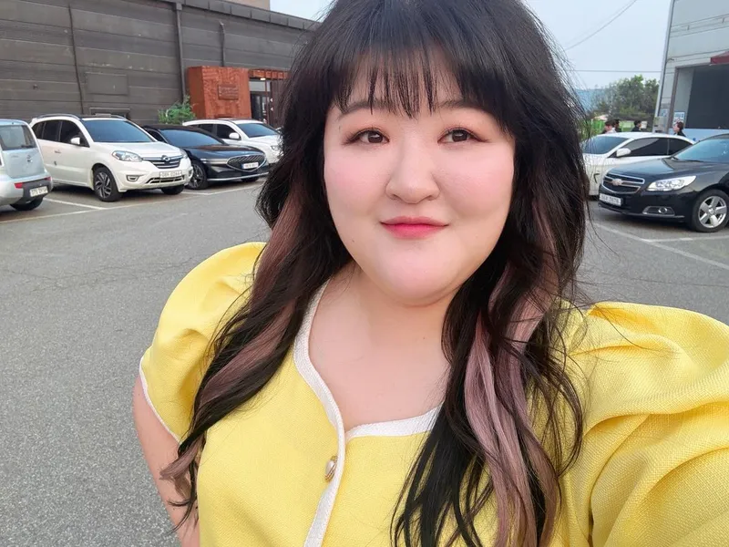 “귀묘하게 오싹한 일상”…이국주, 밝은 미소로 초여름 저녁→감성 셀카 / 코미디언 이국주 인스타그램