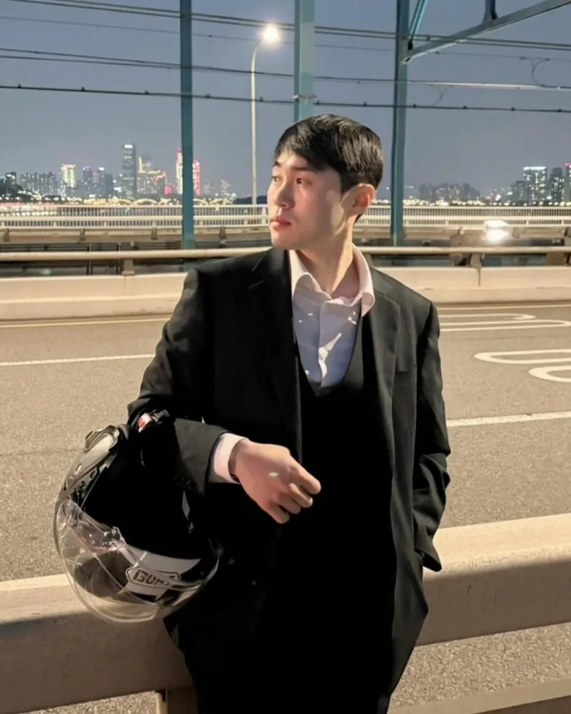 “오늘도 진짜 바빴다”…김민수, 밤빛 한강 위로→잔잔한 여운 / 나는 솔로 25기 영수 김민수 인스타그램