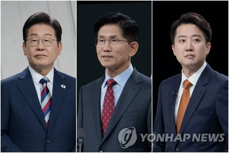 정치 분야 TV 토론회 준비하는 대선 후보들. 2025년 5월 27일 서울 마포구 상암동 MBC 스튜디오에서 열린 정치 분야 TV토론회에 앞서 이재명(왼쪽), 김문수, 이준석 후보가 무대에 올라 있다. / 연합뉴스