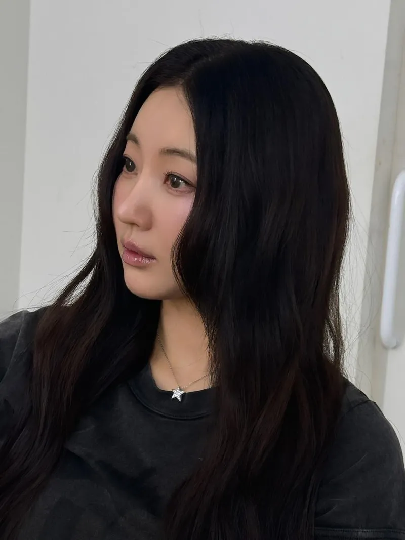 “렌즈 낀 변화에 미묘한 떨림”…김사랑, 봄날의 기분전환→청초한 눈빛 / 배우 김사랑 인스타그램