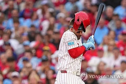 “팔꿈치 부상 악몽 다시”…하퍼, 몸에 맞는 공→교체 아웃 / 연합뉴스