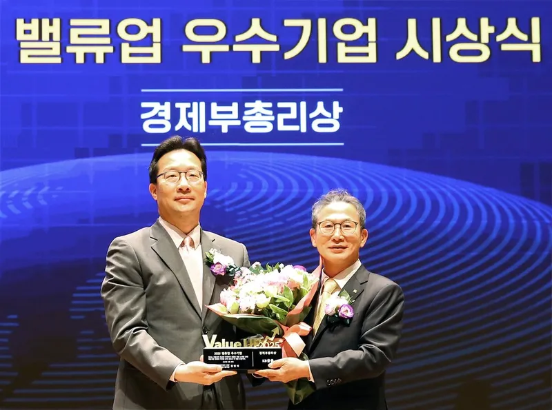 KB금융, 밸류업 우수기업 경제부총리상 수상…주주환원 정책 선도