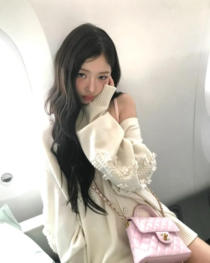 “봄빛을 닮고 싶었나”…아이브 레이, 청초한 무드→청순美 가득한 셀카 / 걸그룹 아이브 레이 인스타그램