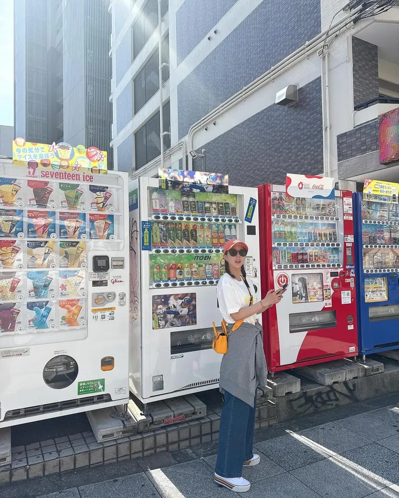 “햇살 아래 한가로운 멈춤”…신지, 자판기 앞에서→도심 속 여유 만끽 / 코요태 신지 인스타그램