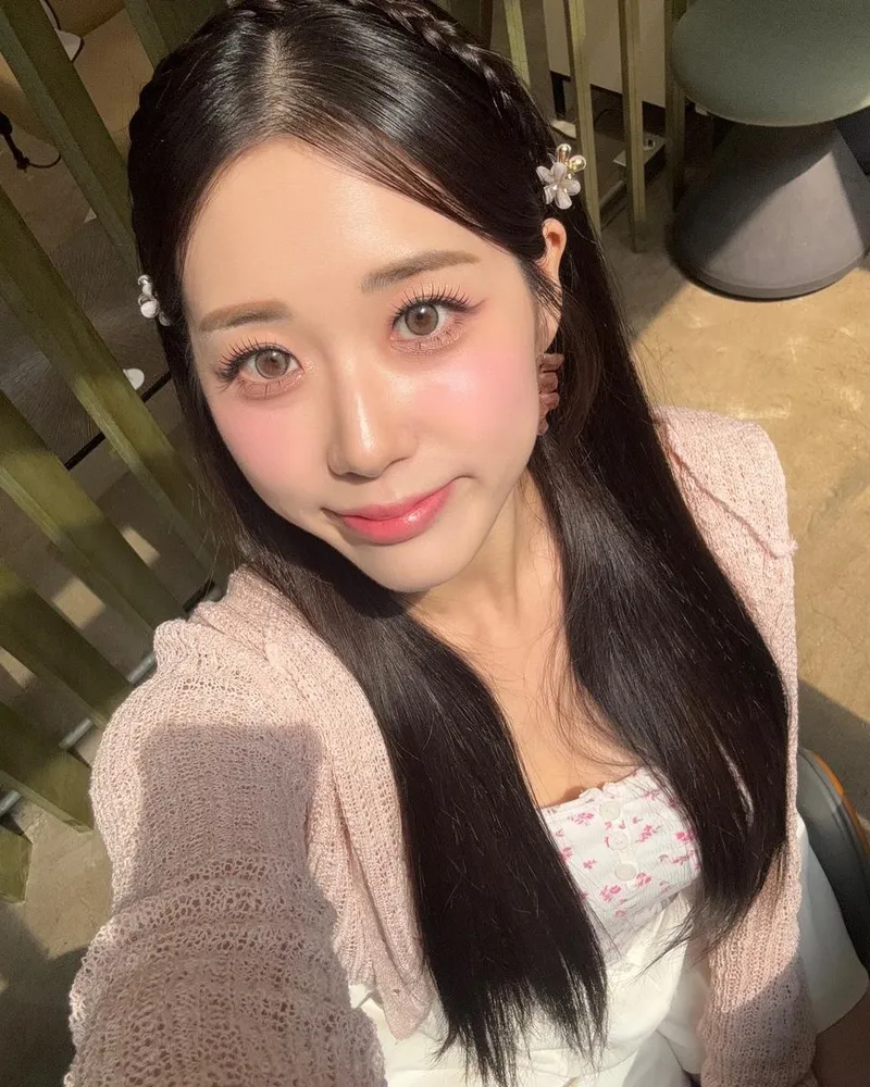 “햇살처럼 부드러운 하루”…윤서령, 봄날 미소로→설렘 가득 셀카 / 가수 윤서령 인스타그램