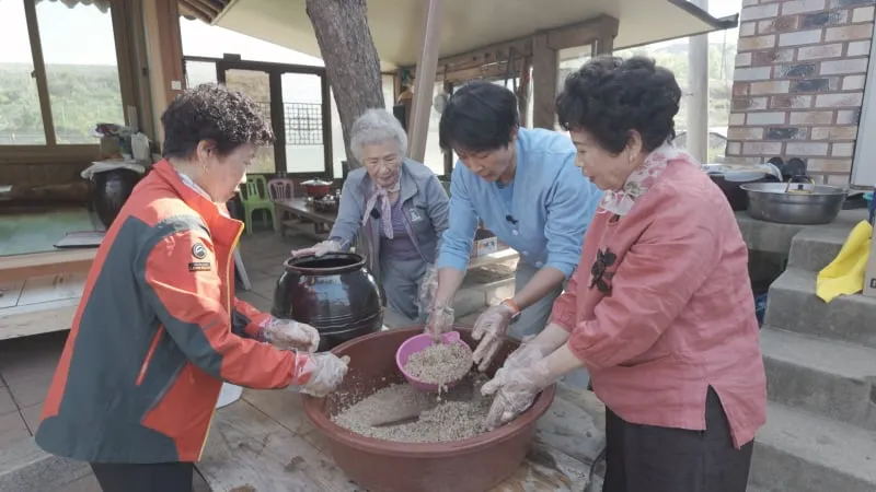 익어 가는 막걸리의 맛…‘한국인의 밥상’ 아버지와 아들, 세월의 술상→삶의 위로 맞닿다 / KBS