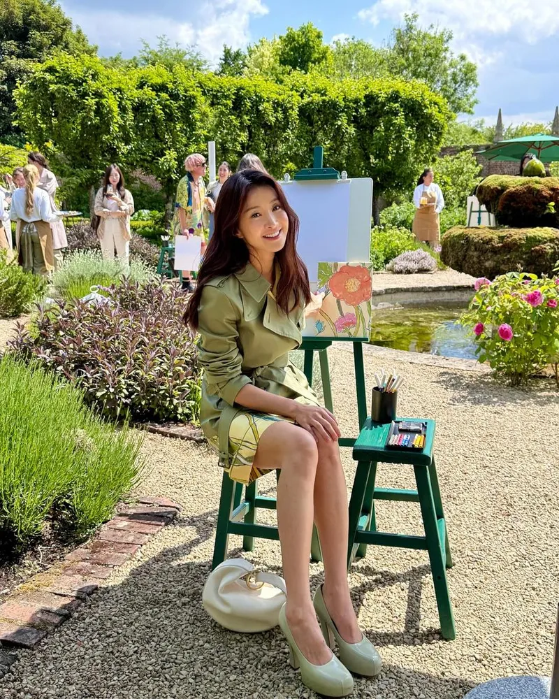 “비밀정원에서 그린 하루”…이시영, 환한 미소→햇살 아래 순수 감성 / 배우 이시영 인스타그램