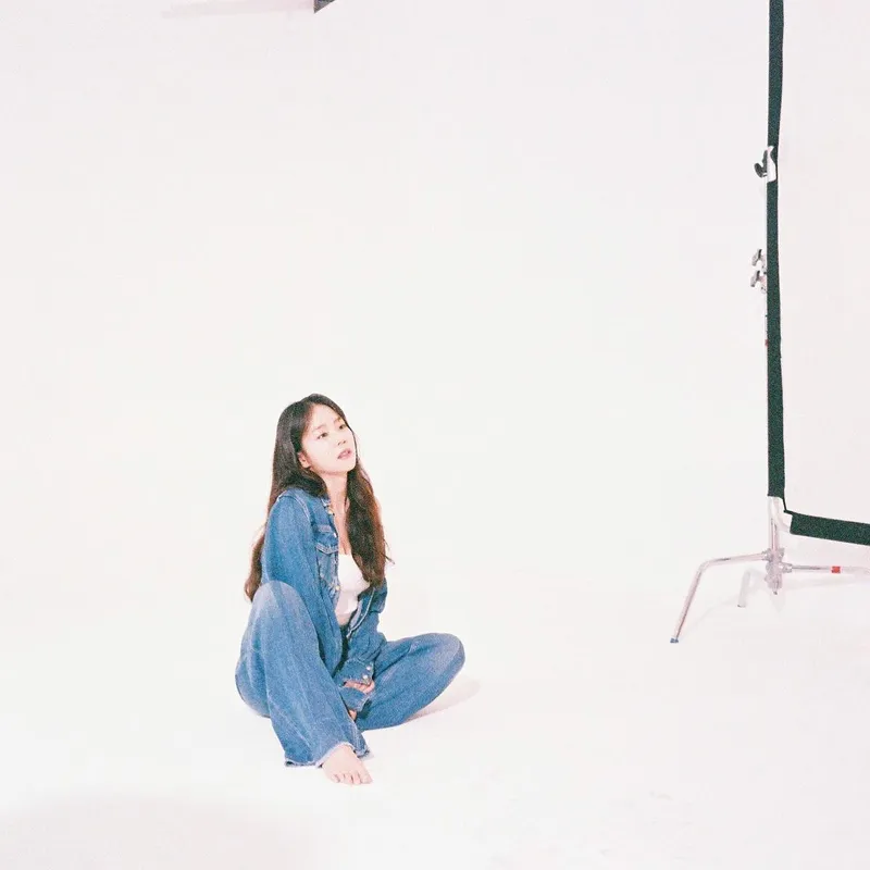 “순간을 비추는 맑은 눈빛”…한승연, 봄날 오후의 고요함→데님 감성 가득 / 걸그룹 카라 한승연 인스타그램