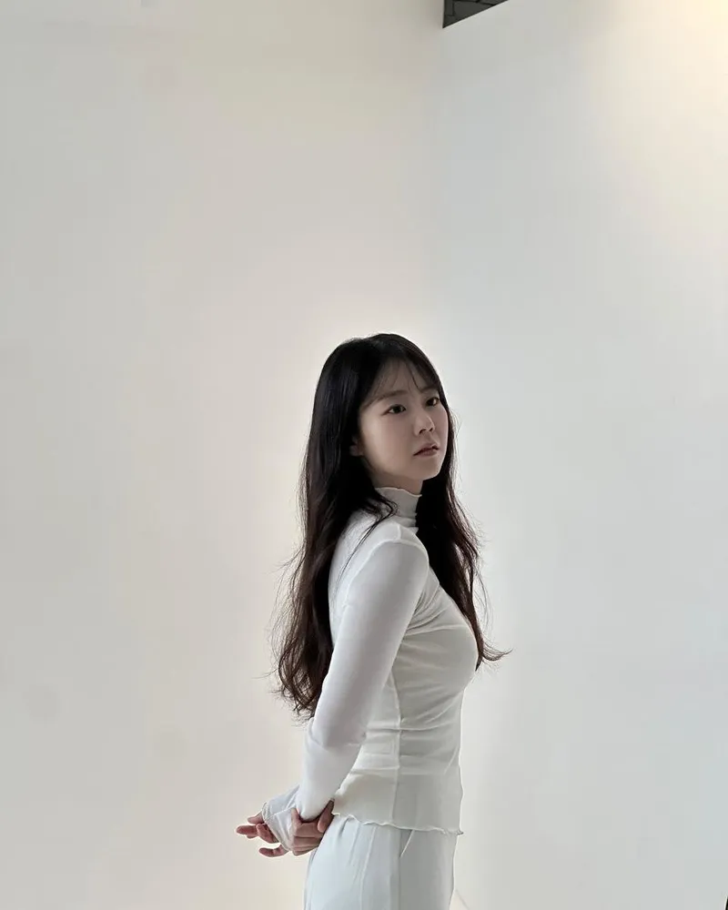 “흰빛에 녹아드는 시간”…한승연, 고요한 오후→청아함 가득 셀카 / 걸그룹 카라 한승연 인스타그램