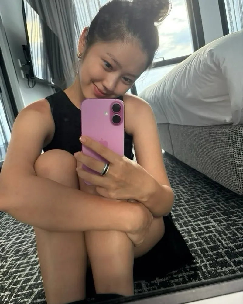 “햇살 머문 오후”…최리, 소박한 미소에 담긴 위로→단정한 셀카로 마음 녹이다 / 배우 최리 인스타그램