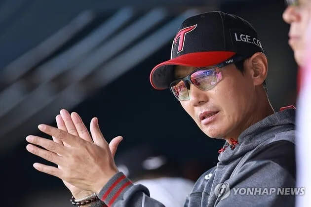 “체크 스윙 비디오 판독 도입 요구”…LG 염경엽 감독, 판정 공정성 강조→제도 개선 촉구 / 연합뉴스