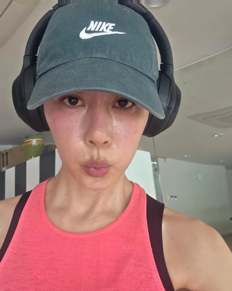 “요즘 유행하는 블러셔”…문정희, 무더운 오후 운동→에너지 충만 인증 / 배우 문정희 인스타그램