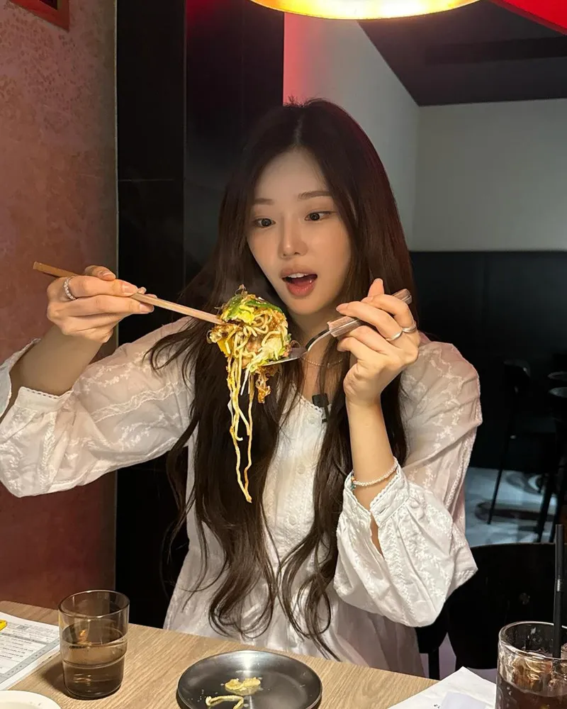 “서울숲 데이의 설렘”…이시안, 봄날 미소→감탄 가득한 식사 순간 / 솔로지옥4 출연자 모델 이시안 인스타그램