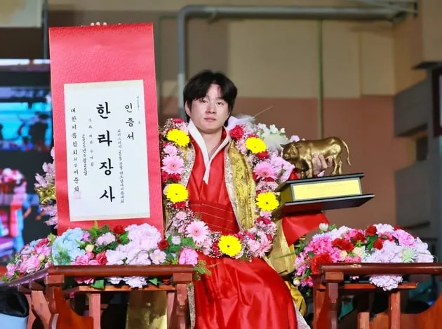 “통산 9번째 한라장사”…차민수, 문경단오씨름 결승→이국희 꺾고 우승 / 연합뉴스