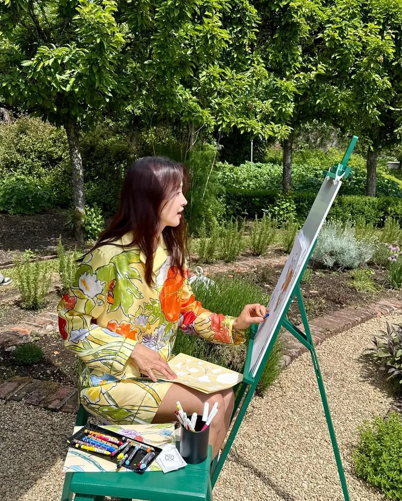 “얼마만에 그려보는 꽃그림인지”…이시영, 초여름 정원 속 힐링→감각적 여운 / 배우 이시영 인스타그램
