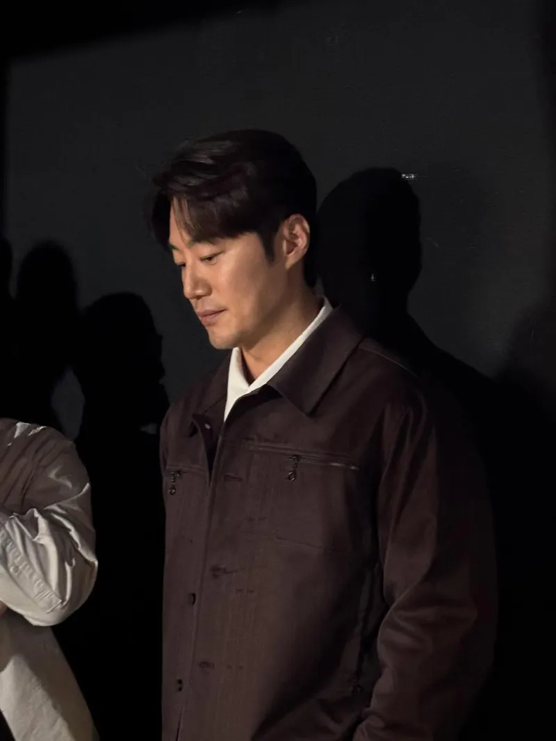 “고요한 그림자 속 응시”…이희준, 담담한 표정→잔잔한 여운 / 배우 이희준 인스타그램