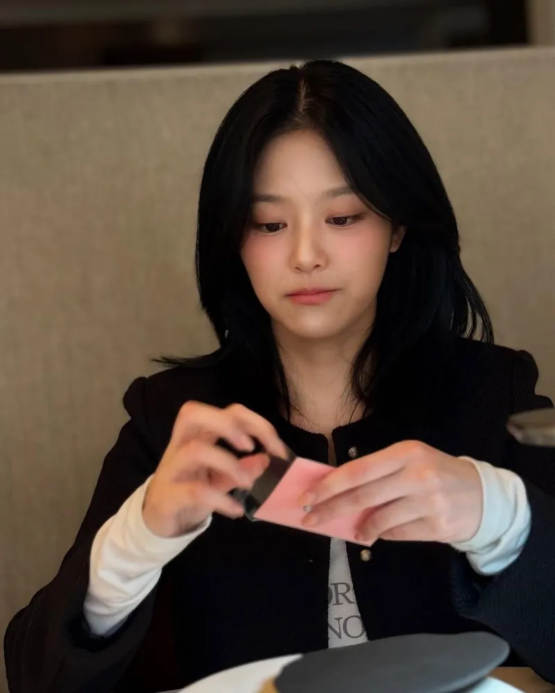 “테이블을 사이에 두고”…현진, 봄끝 오후→잔잔한 시선의 여운 / 걸그룹 이달의 소녀 현진 인스타그램