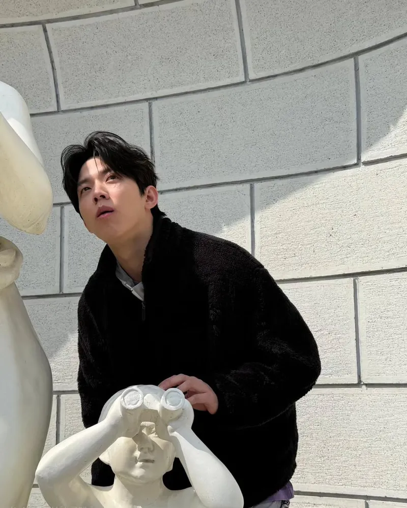 “호기심 어린 시선 머문 오후”…도운, 조각 앞 상상→일상 속 유쾌함 / 데이식스 도운 인스타그램