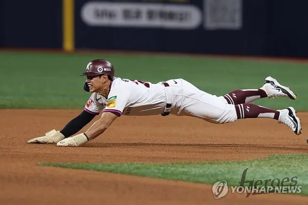 “30연속 도루 성공”…송성문, 이종범 넘으며→KBO 신기록 수립 / 연합뉴스