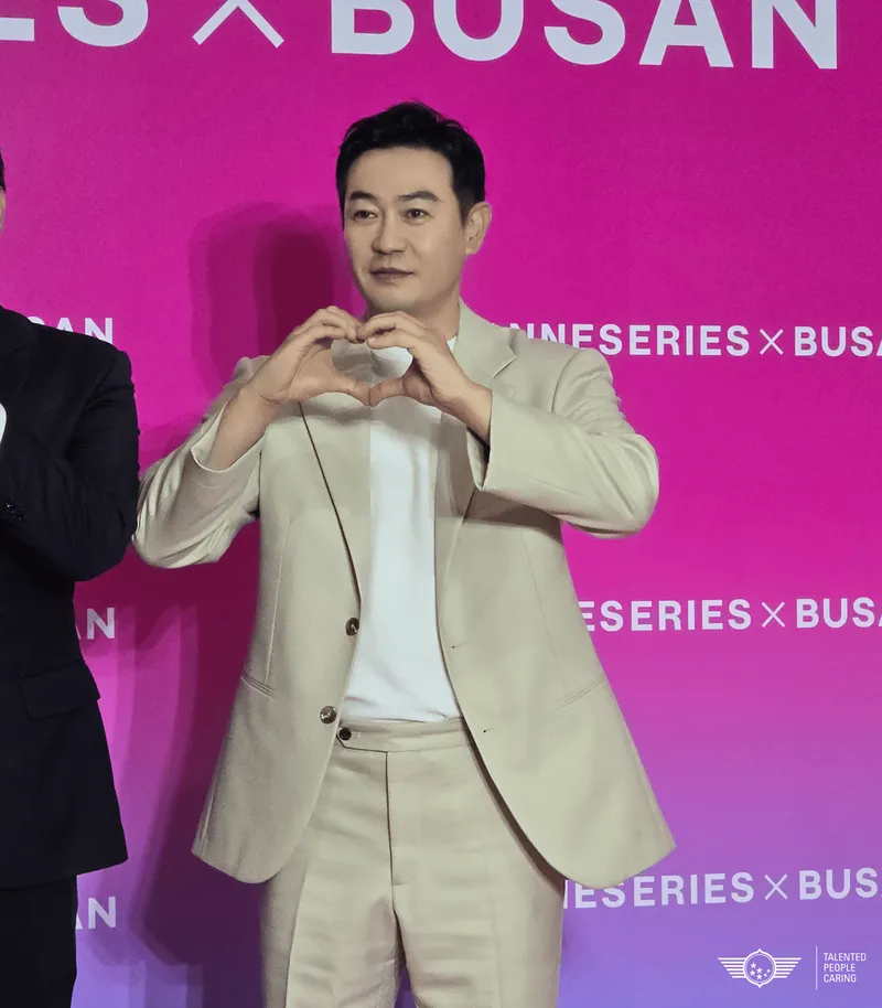 “베이지 슈트 속 미소”…박용우, ‘메스를 든 사냥꾼’ 핑크카펫→강렬 변신 예고 / 프레인TPC