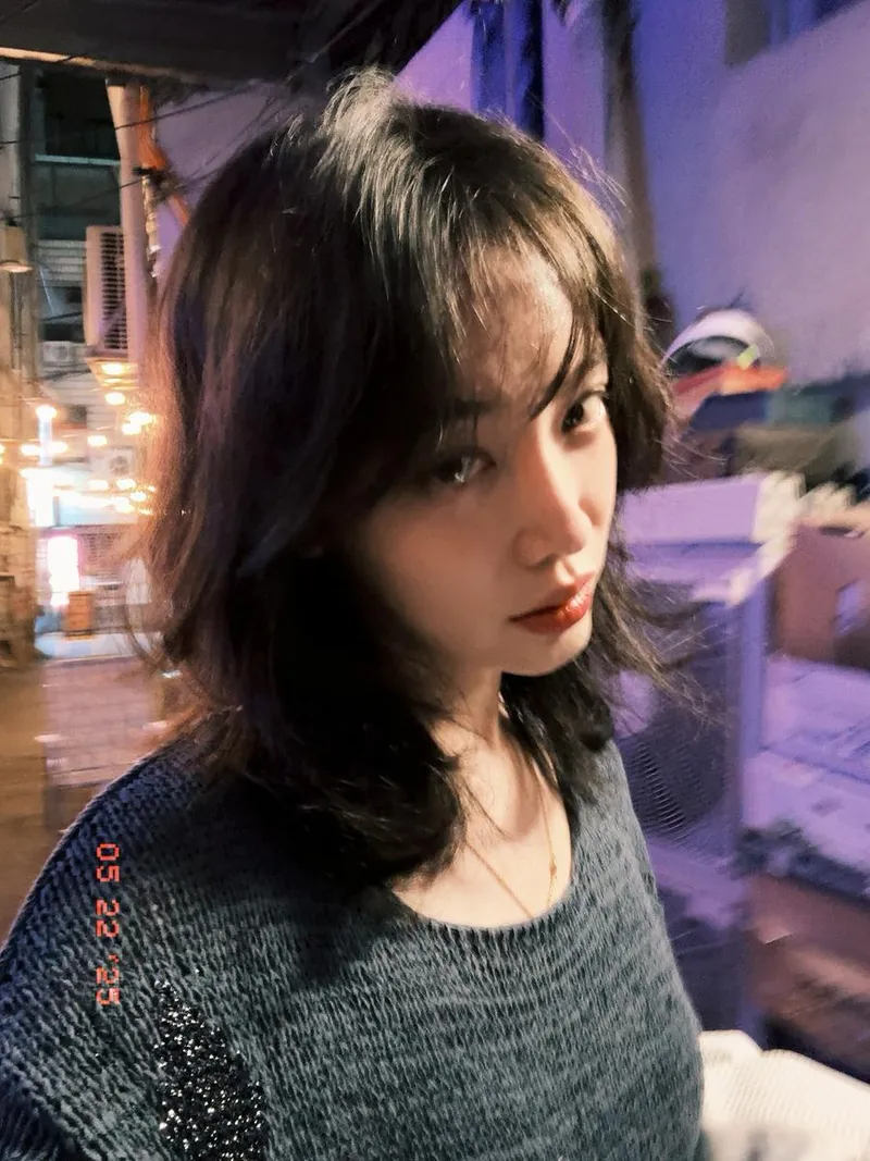 “더울거야 추울거야”…김히어라, 상반된 시선→도심 밤공기 압도 / 배우 김히어라 인스타그램