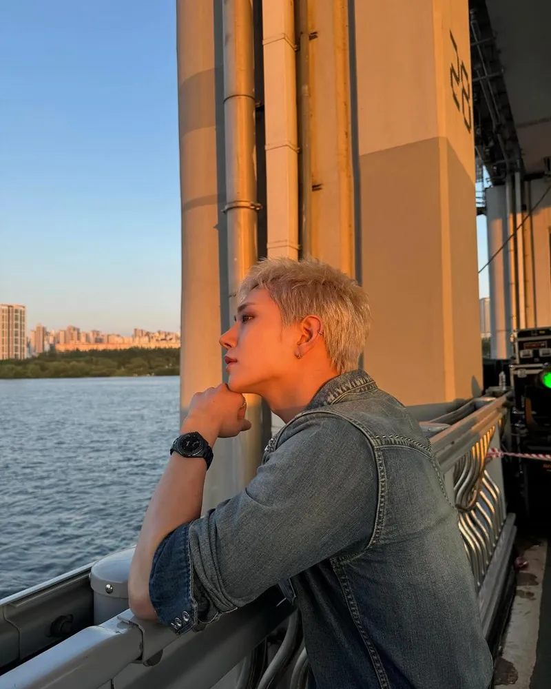 “고요한 저녁빛에 스며든 생각”…조슈아, 여운 가득한 강변→감성 미모 절정 / 그룹 세븐틴 조슈아 인스타그램