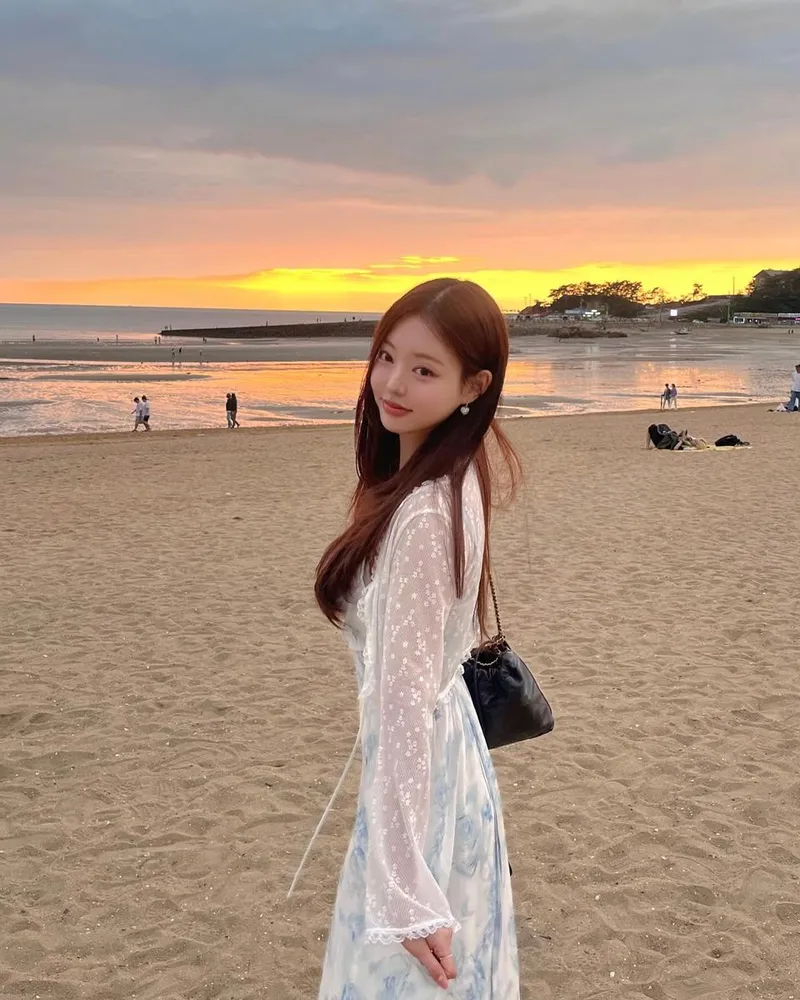 “요즘 날씨 너무 좋아 행복해”…유시은, 노을빛 미소→해변 산책 감성 / 미스코리아 유시은 인스타그램