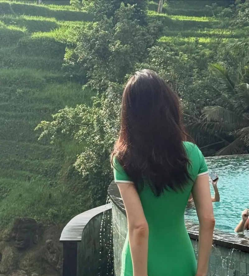 “발리에서 생긴 일”…김지은, 햇살 가른 초록→감각적 여운 / 배우 김지은 인스타그램