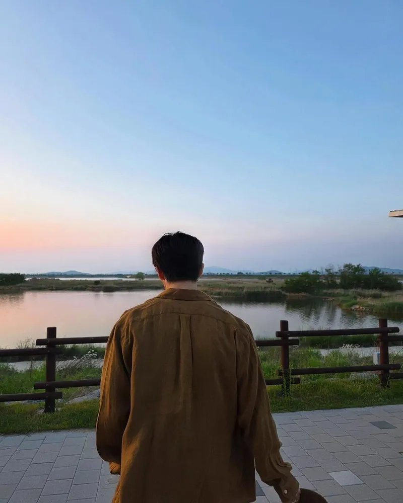 “물빛 저녁에 잠겨”…마크, 노을 속 고요함→감성 산책 / 그룹 NCT 마크 인스타그램