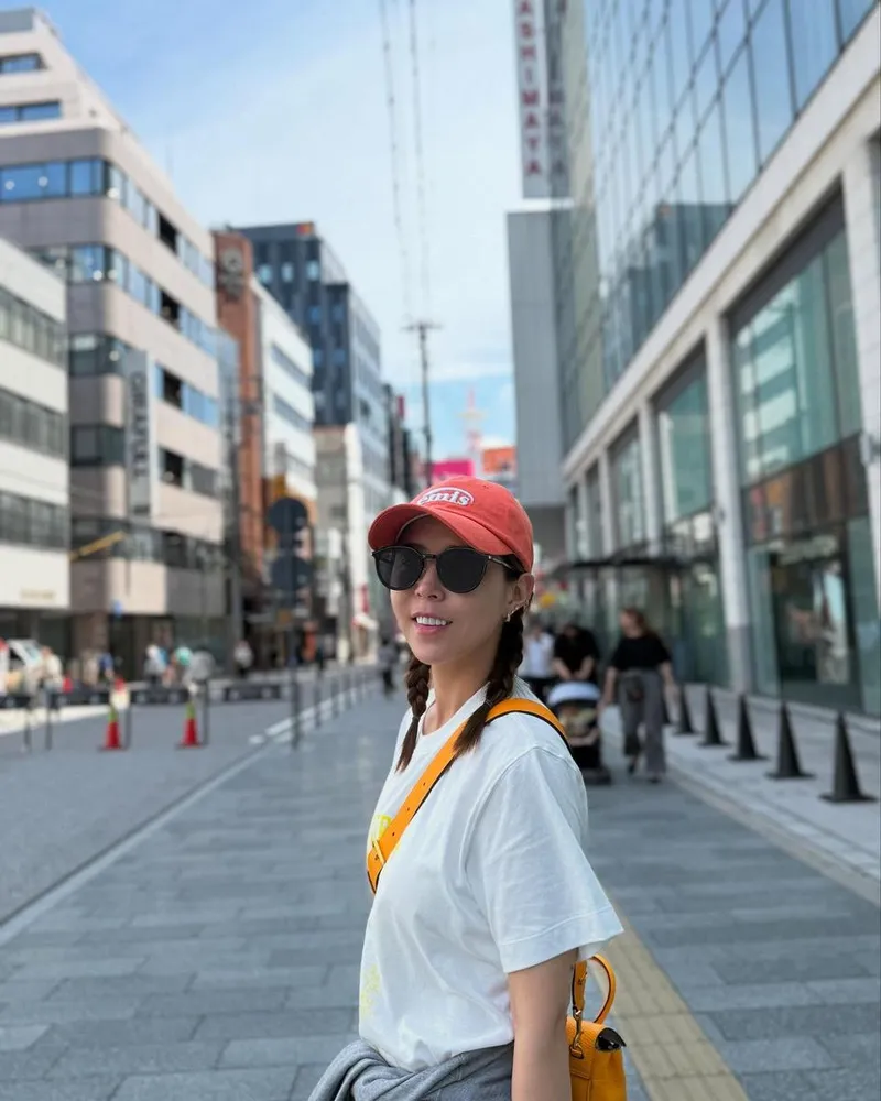 “오늘도 거뜬히 2만 보 넘김”…신지, 도심 일상→건강한 미소로 완성 / 코요태 신지 인스타그램