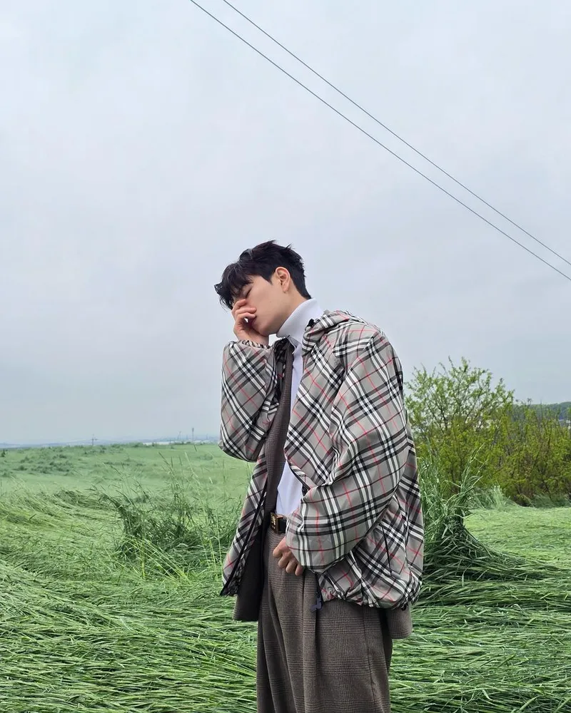 “흐릿한 하늘 아래 깊어진 생각”…김승민, 고요한 들판에서→청초함의 재발견 / 그룹 스트레이키즈 김승민 인스타그램