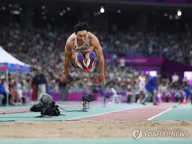 “16ｍ82 쾌거”…유규민, 아시아선수권 세단뛰기 동메달→개인 첫 입상 / 연합뉴스
