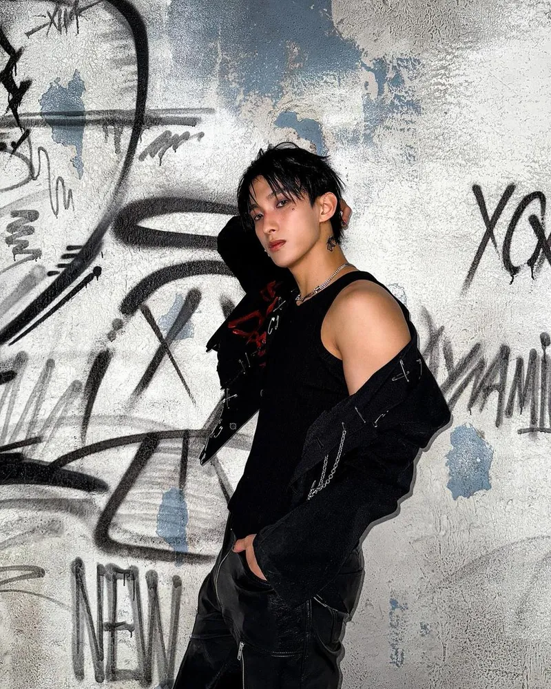 “Carat”…도겸, 벽화 앞의 눈빛→강렬한 아우라 / 그룹 세븐틴 도겸 인스타그램