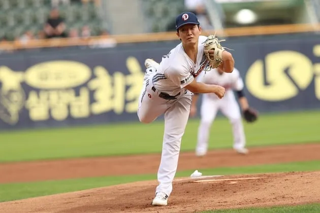 “5이닝 무실점 역투”…최민석, 데뷔 첫 승리→두산 kt 제압 / 연합뉴스