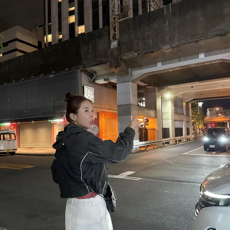 “밤하늘을 바라보며”…신지, 도심 속 설렘→감성 짙은 산책 / 코요태 신지 인스타그램