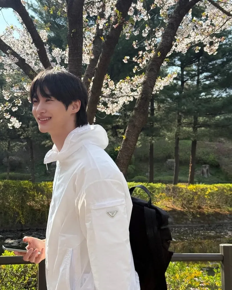 “햇살 닮은 미소”…변우석, 흰 자켓 속 산뜻함→봄날 감성 폭발 / 배우 변우석 인스타그램