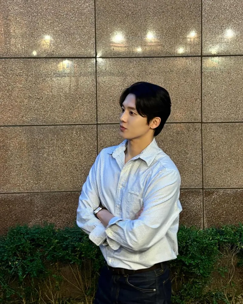 “고요한 시선, 그 자체로 반전”…안지민, 밤공기 속 압도→분위기 남신 / 하트페어링 출연자 안지민 인스타그램