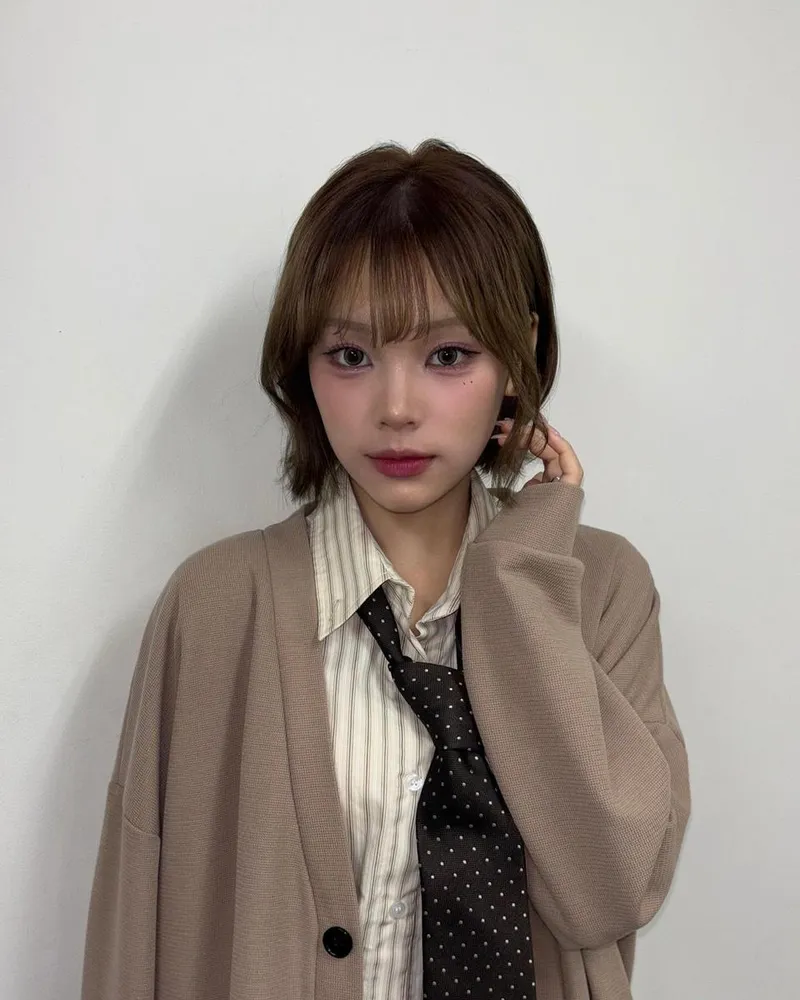 “쌤들 감사해욤”…황시현, 자유로운 시선→초여름 감성 자아내 / 걸그룹 첫사랑 황시현 인스타그램