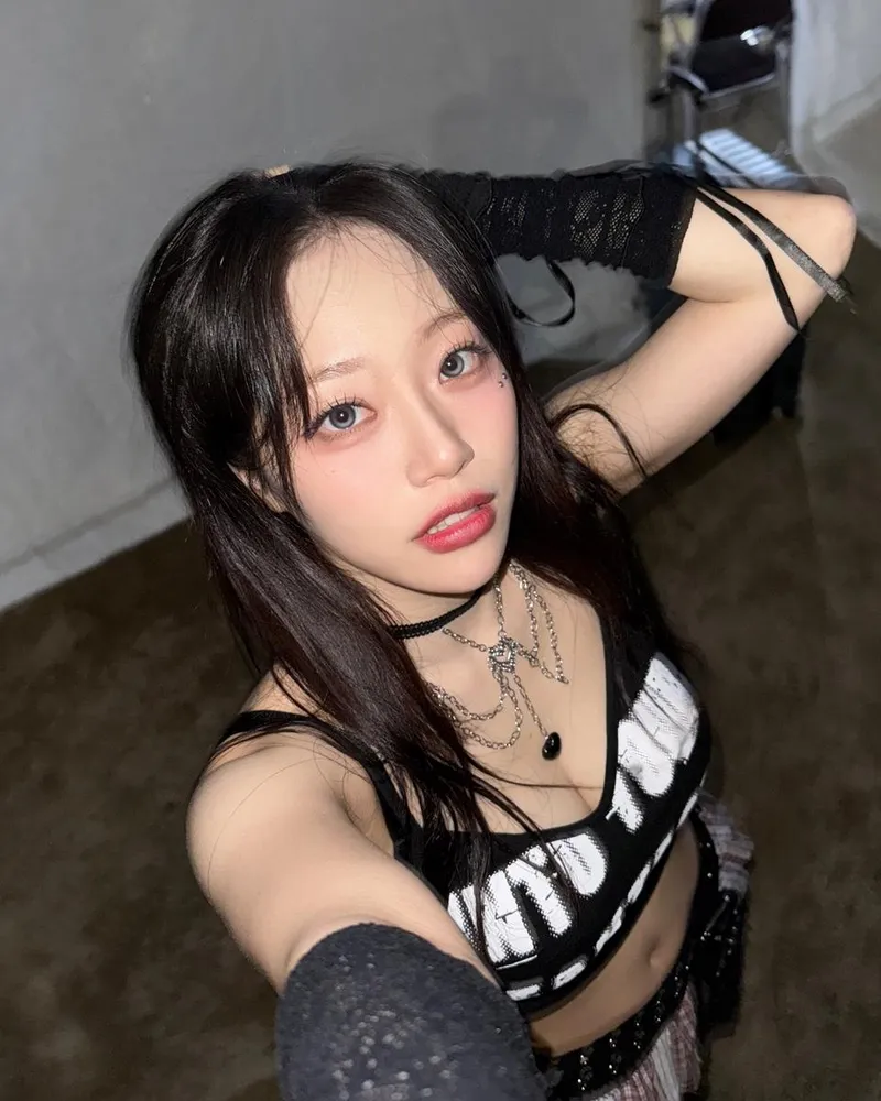 “한국공학대학교 짱짱”…김지원, 강렬 시선 속 압도적 존재감 / 걸그룹 시그니처 김지원 인스타그램