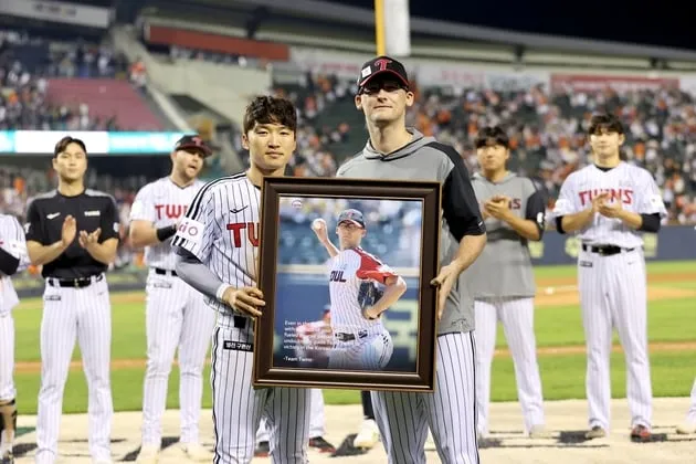 “고별전 마친 윈”…LG트윈스, 한화전 선발등판→팬과 작별 인사 / 연합뉴스