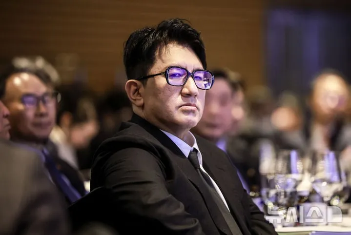 “침묵 깨운 의혹”…방시혁, 하이브 상장 앞두고 거래 논란→수사 착수