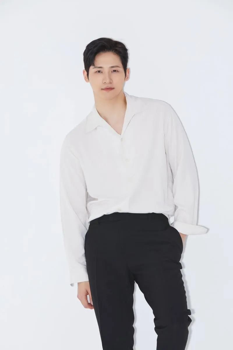 “러닝머신 위 퍼포먼스”…B1A4 신우, ‘푸에르자 부르타’ 첫 무대→관객 압도 / 알비더블유, WM엔터테인먼트