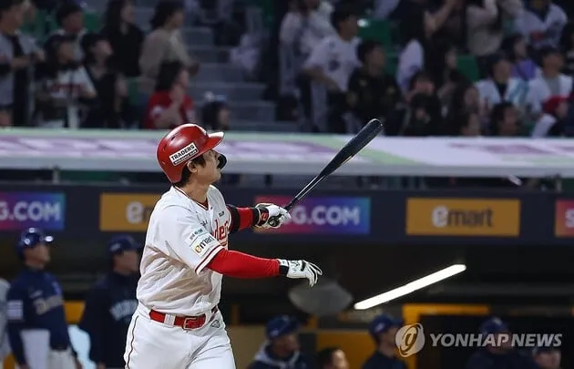 “9홈런 중반 돌파”…최정, 최초 20시즌 연속 두 자릿수 홈런 ‘-1’→대기록 눈앞 / 연합뉴스