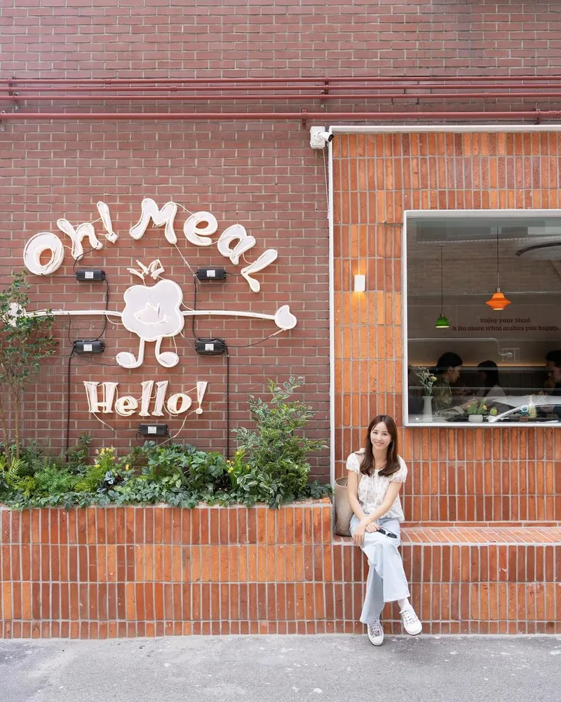 “조용한 설렘이 퍼져왔다”…한혜진, 오월의 카페 앞에서→따스한 쉼표를 남기다 / 배우 한혜진 인스타그램