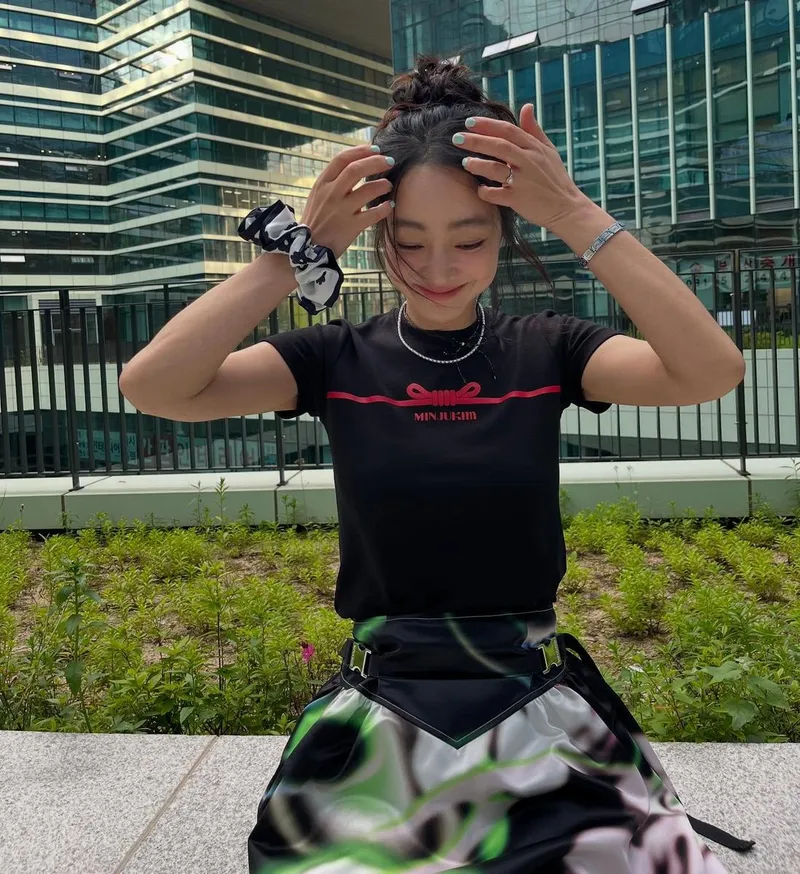 “언제나 나를 예쁘게”…서효림, 싱그러운 초여름 미소→손목 포인트 / 배우 서효림 인스타그램
