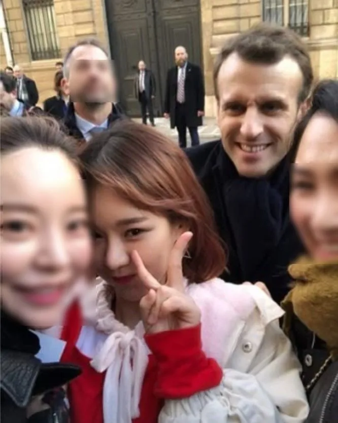 “길거리서 셀카 삼매경”…맹승지·마크롱, 뜻밖의 인연→현장 술렁