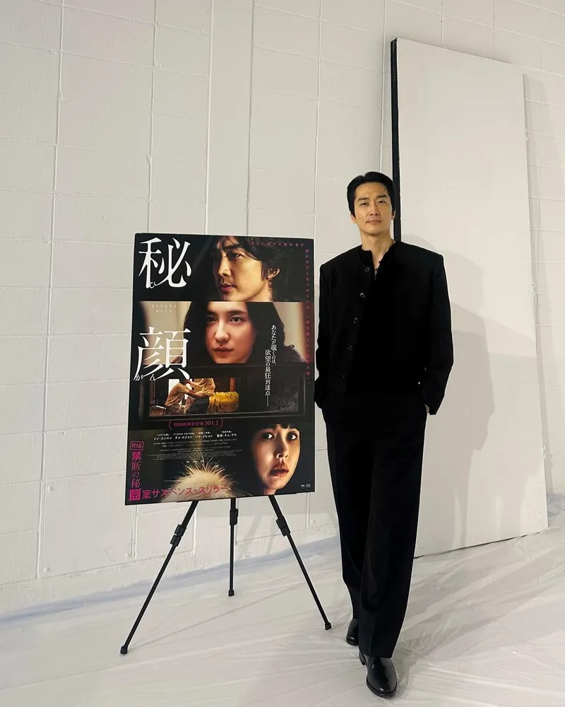 “고요한 무채색 속의 시선”…송승헌, 담백한 존재감→신작 포스터와 나란히 / 배우 송승헌 인스타그램