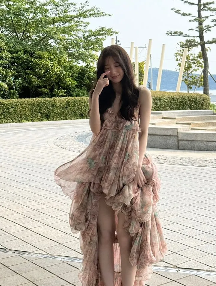 “햇살 품은 시선”…아린, 청초한 정원 속→봄기운 가득한 여운 / 걸그룹 오마이걸 아린 최예원 인스타그램
