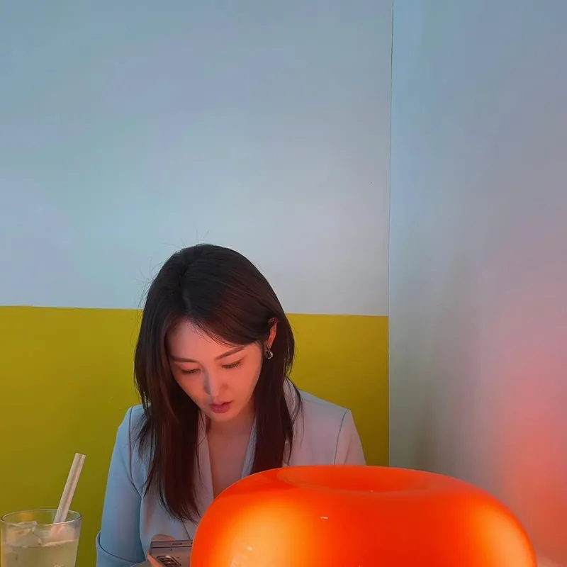 “고요 속 시선 머물며”…신아영, 오렌지 조명 아래→잔잔한 여운 / 아나운서 신아영 인스타그램