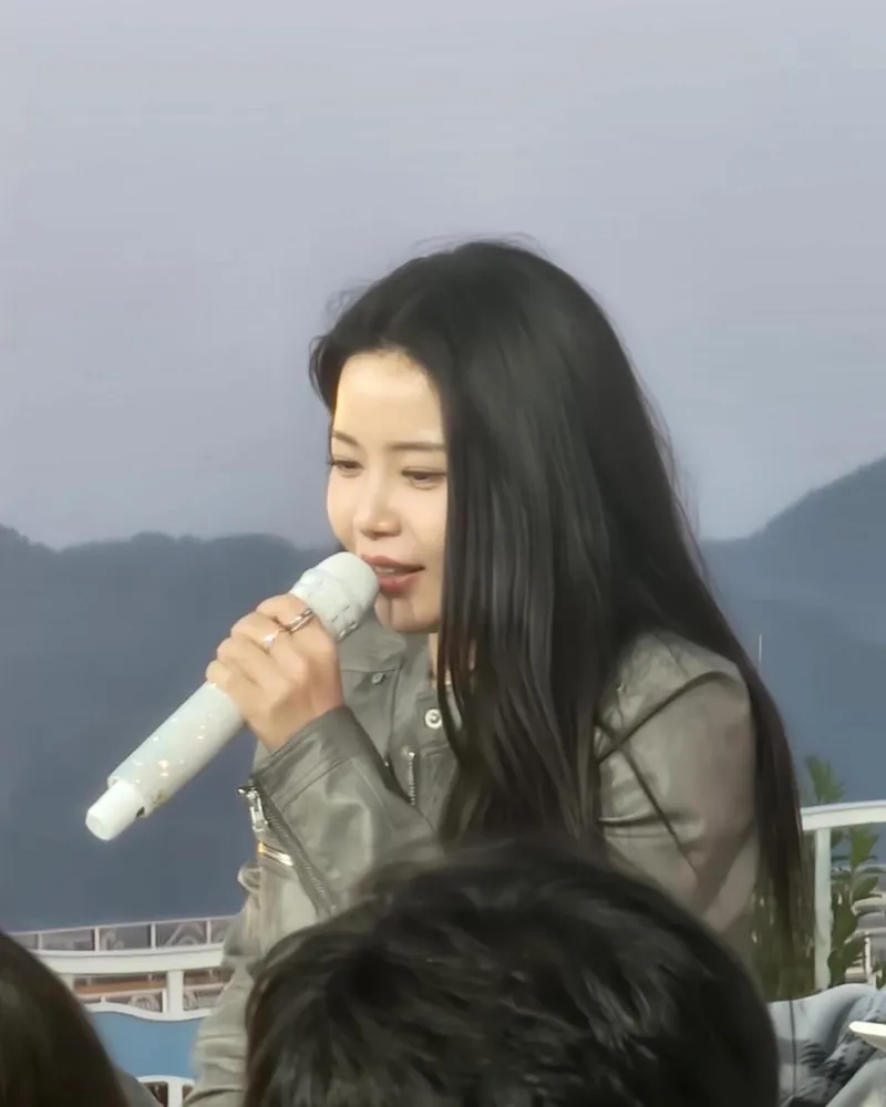 “오랜만에 비긴어게인”…솔라, 초여름 저녁 공기 속→감성 충전 무대 / 걸그룹 마마무 솔라 인스타그램